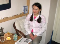 Eva Musilová při vyplňování dotazníku